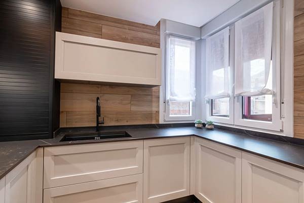 Cocina moderna con ventanas de PVC y persianas enrollables blancas semitranslúcidas