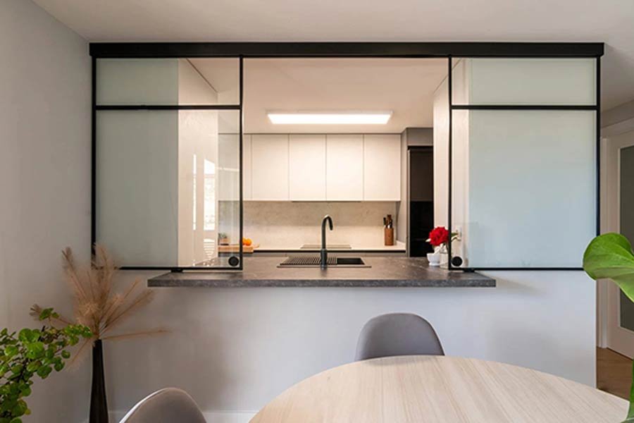 Ventanal corredero de cristal en cocina con barra americana