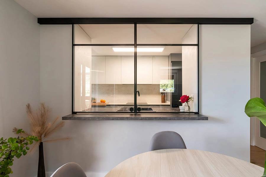 Ventanal fijo y corredero de cristal en cocina abierta