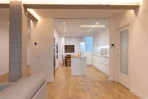 Cerramiento de cristal transparente separando cocina y salón